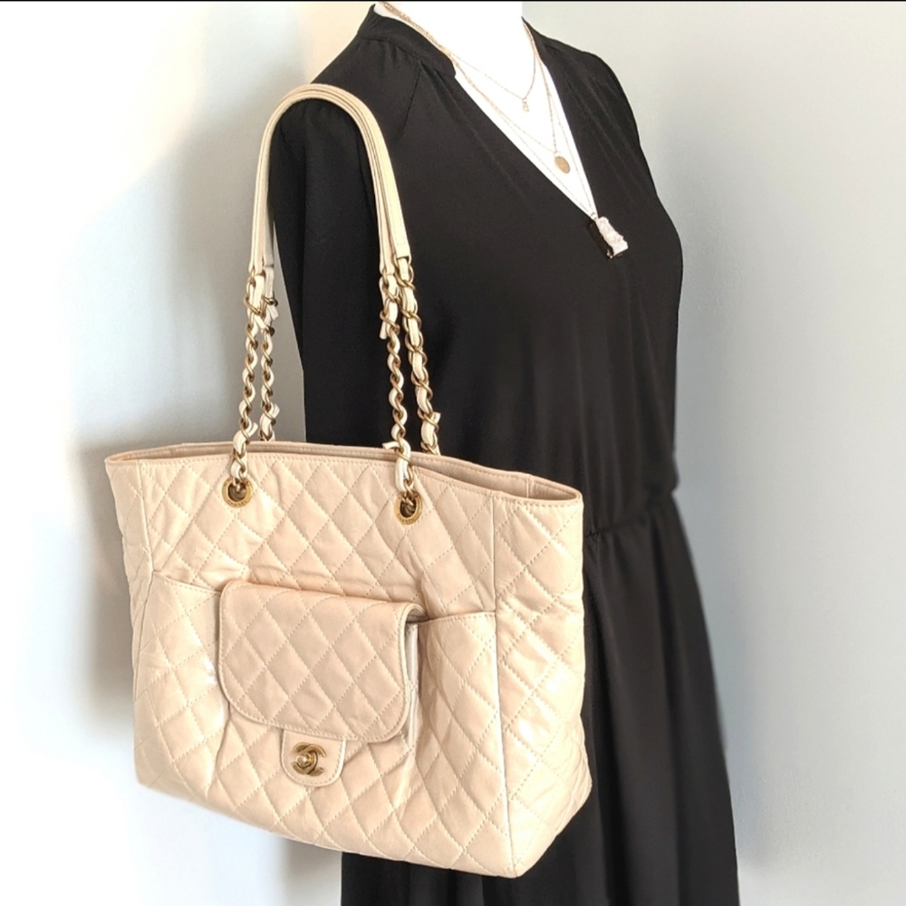 💎AUTHENTIC💎CHANEL quilted leather tote